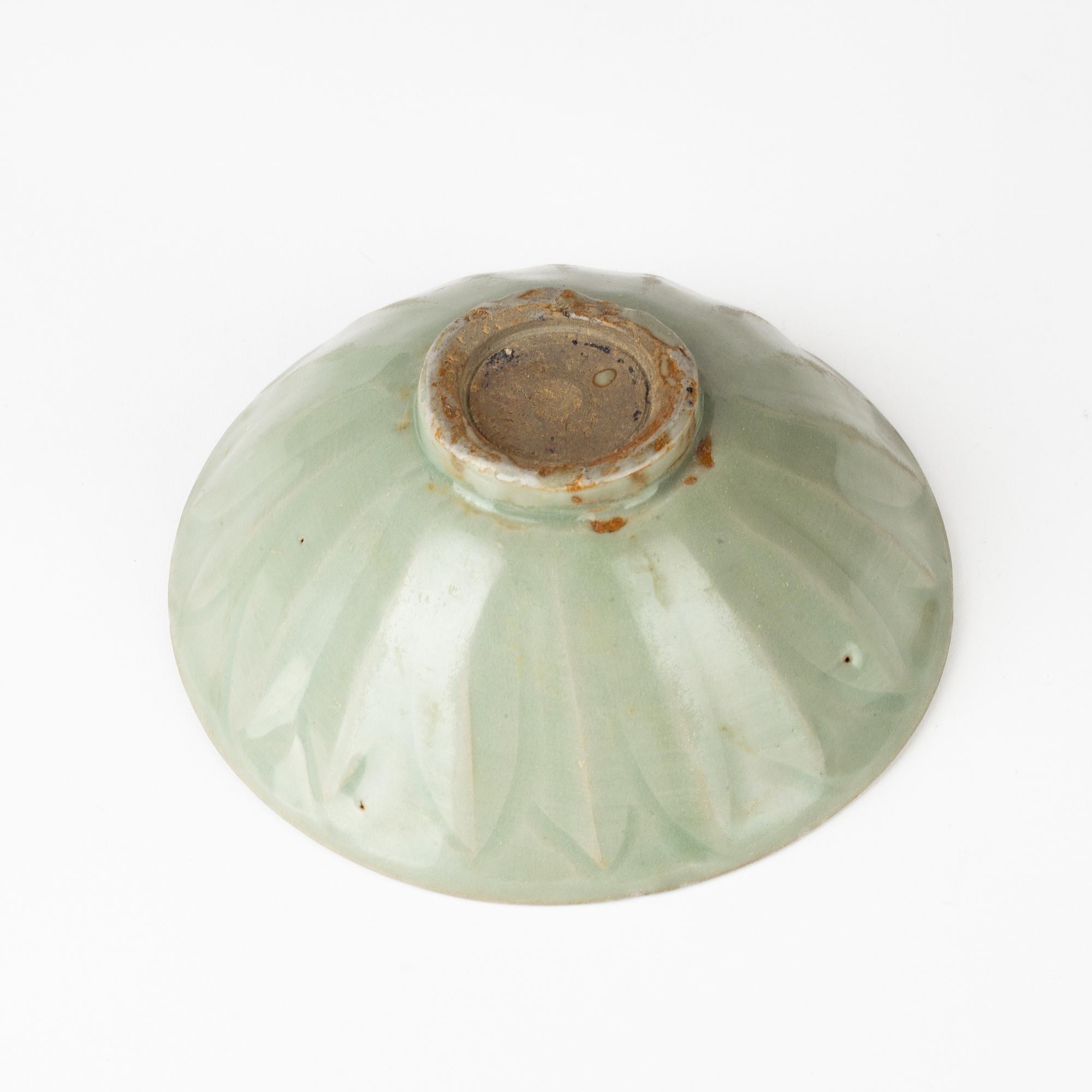 A celadon glazed bowl, Ming dynasty (1368-1644).