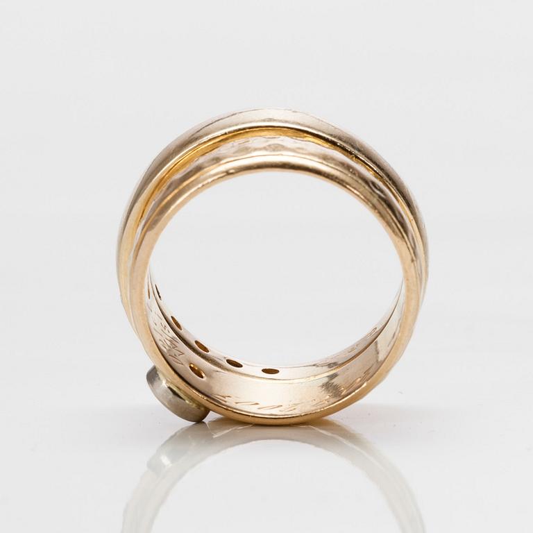 RING, guld 14K och 18K, briljantslipade tot. 0,51 ct. Vikt 10,4 g.