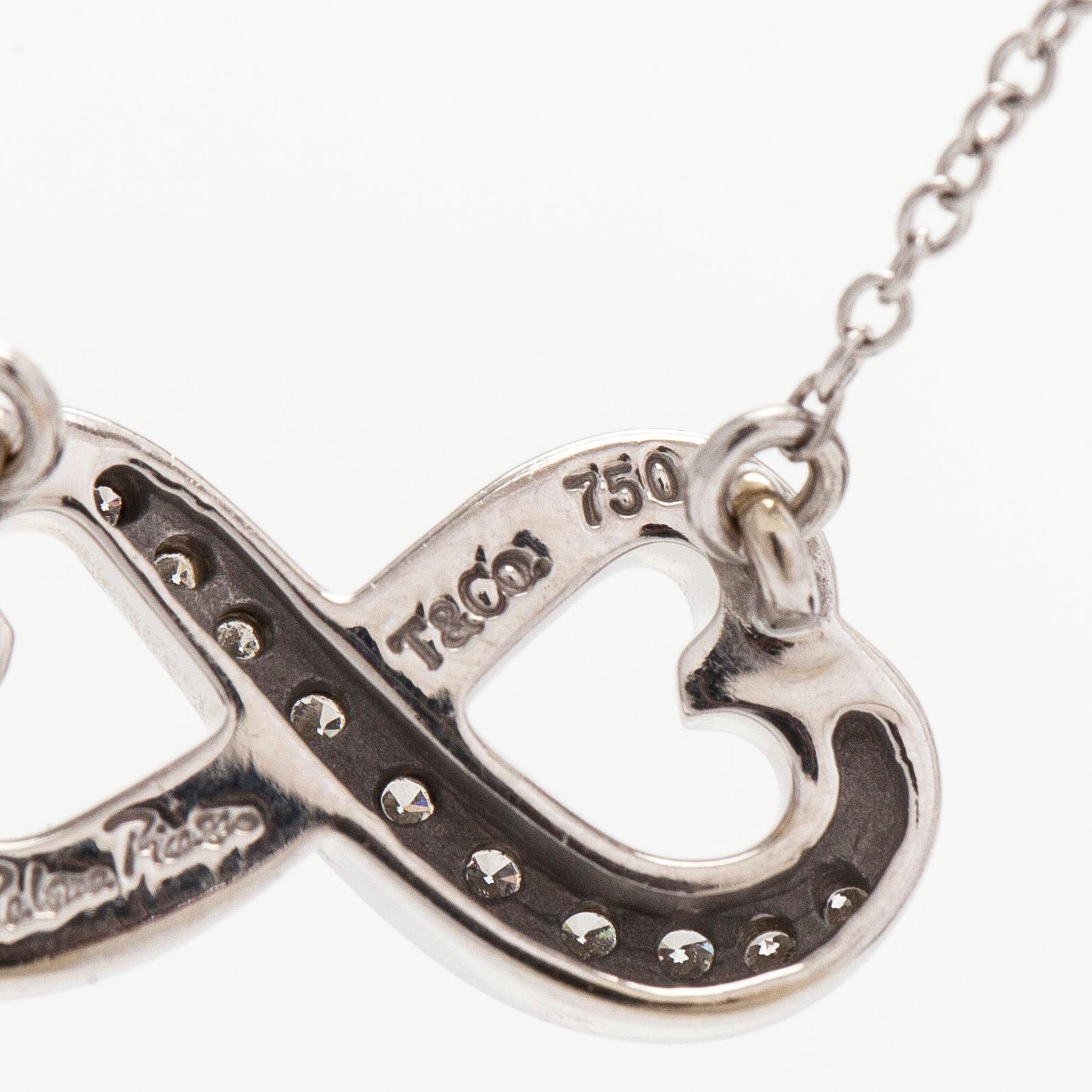 Tiffany & Co, Paloma Picasso, "Double Loving Heart" kaulakoru, 18K valkokultaa ja briljanttihiottuja timantteja.