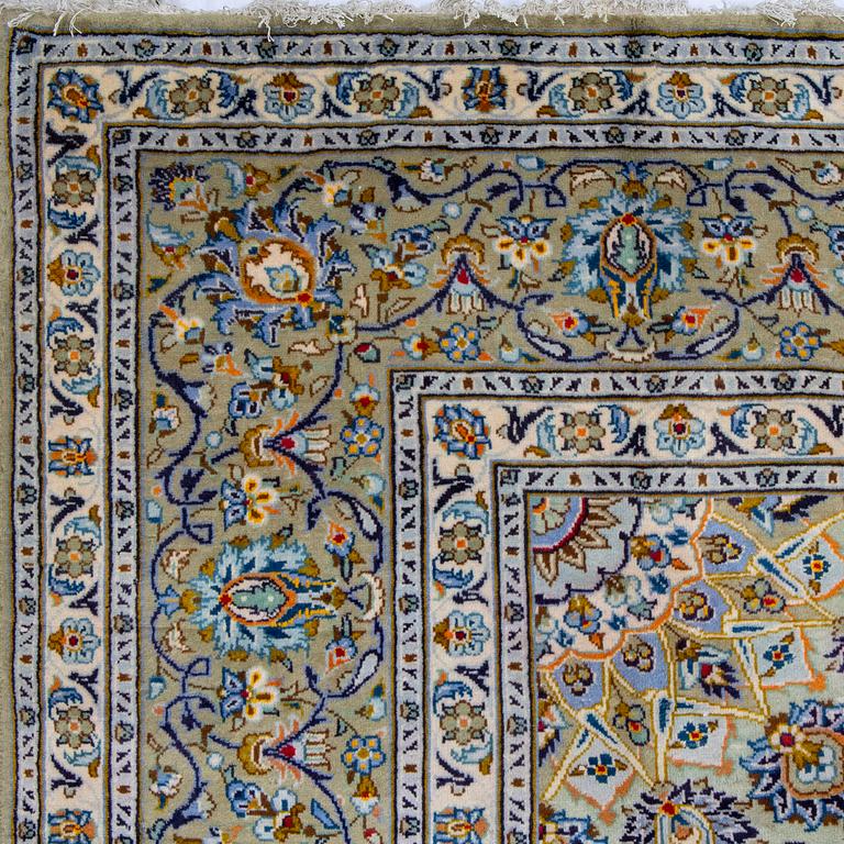 A carpet, Kashan, ca 403 x 295 cm.