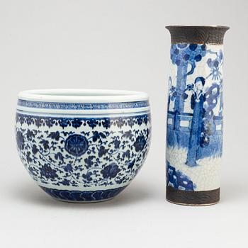 A blue and white pot and vase, Qing dynasty, late 19th century.