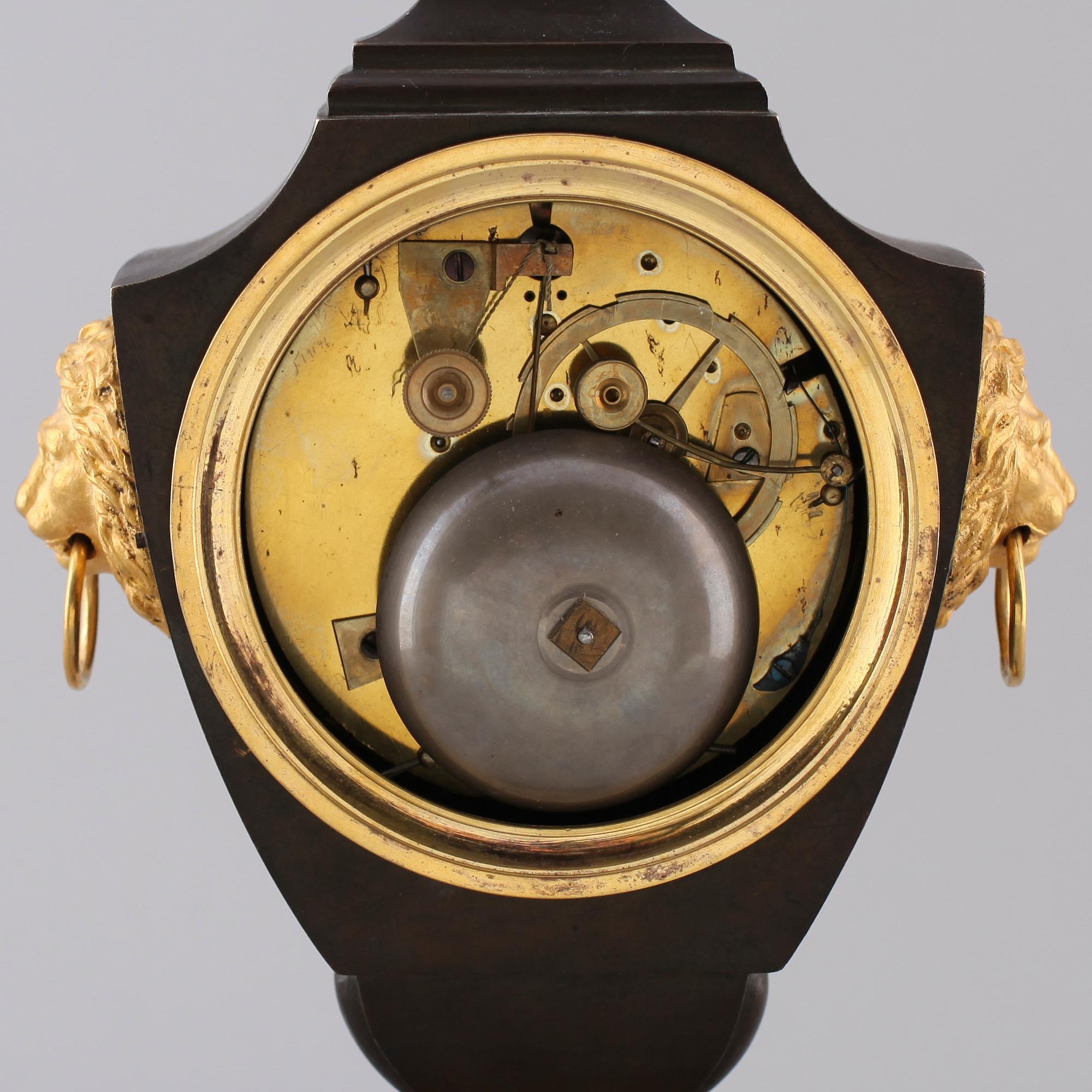 BORDSPENDYL, empire, förgylld och patinerad brons, Barbieri à Paris, 1800-talets första hälft.