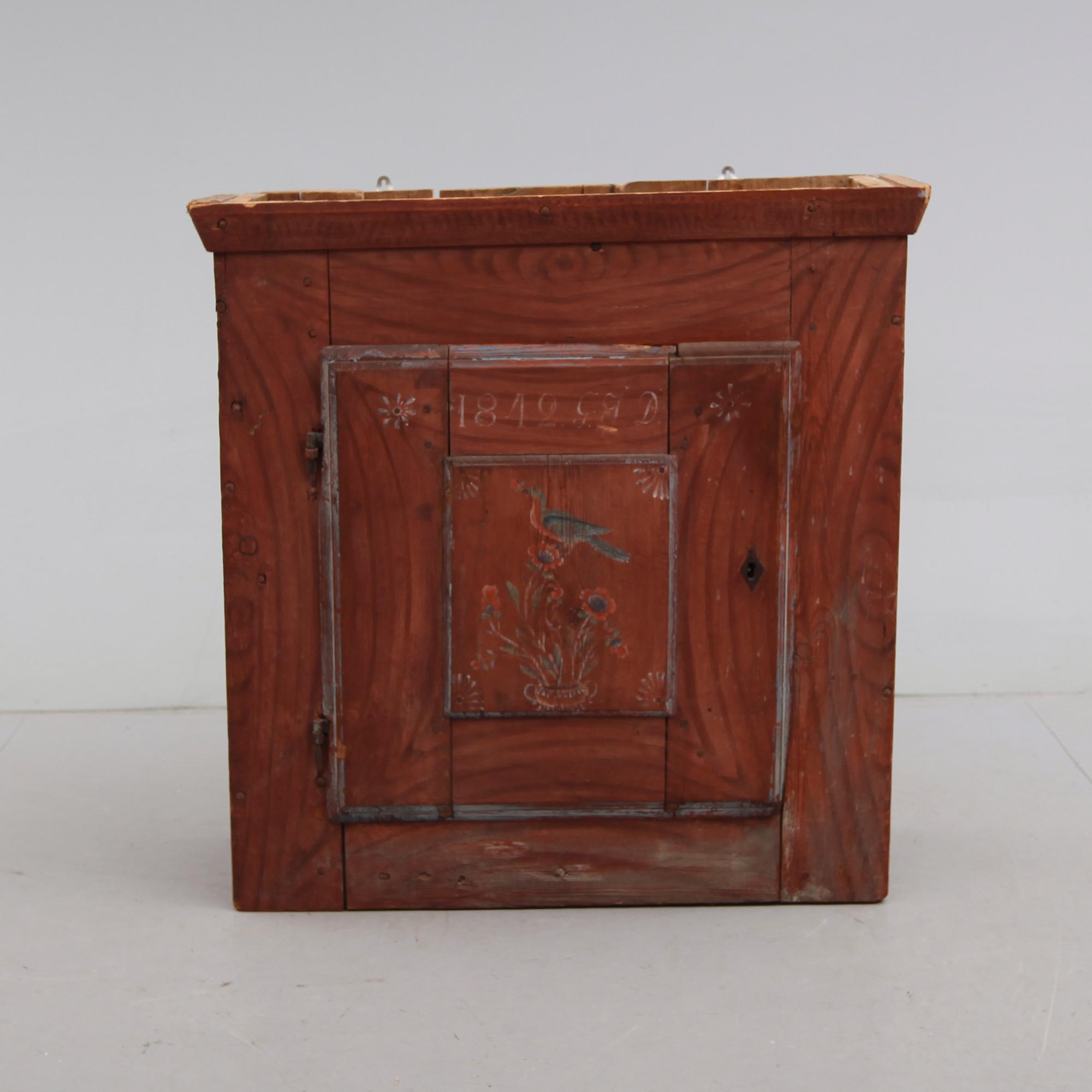 HÄNGSKÅP, allmoge, 1800-tal.