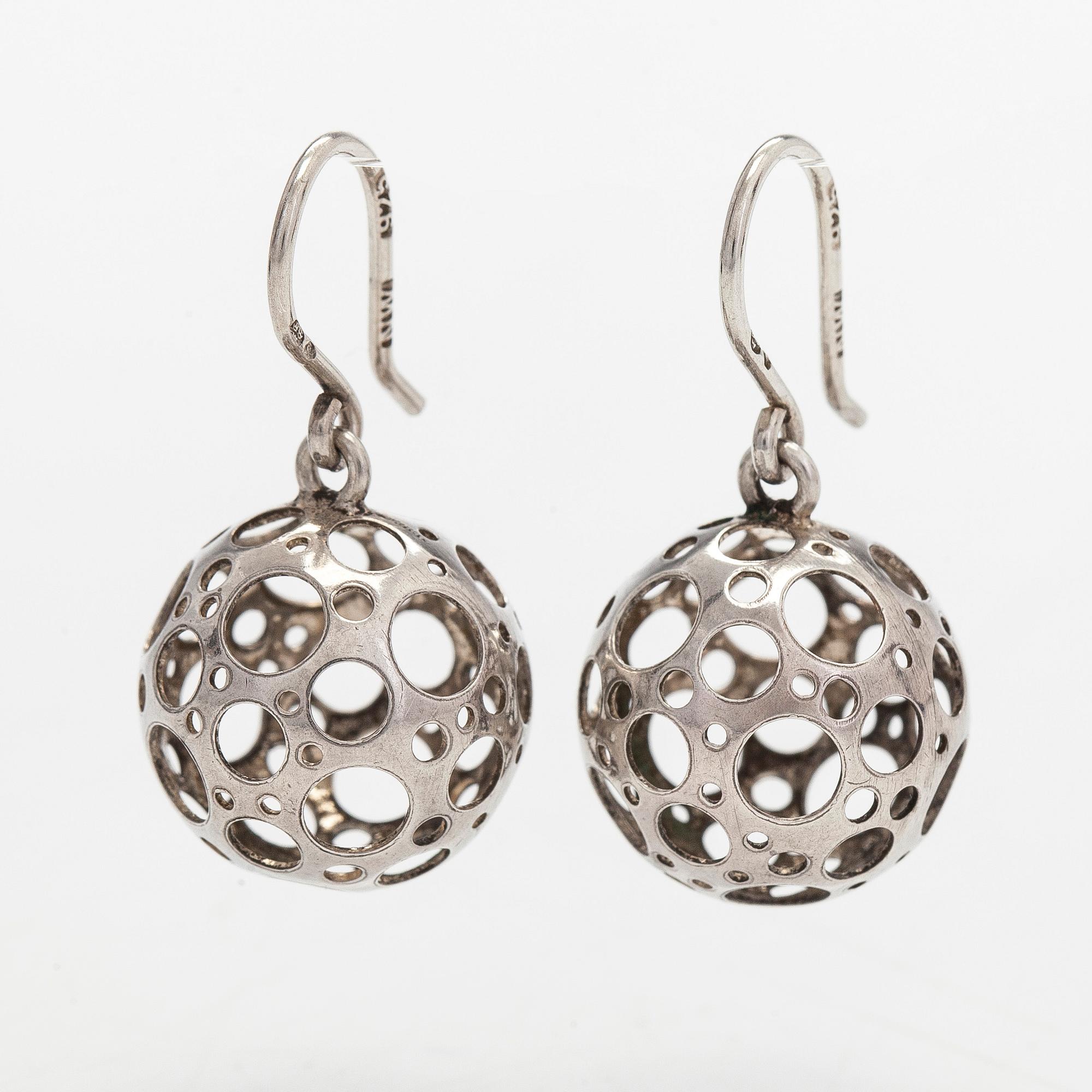 Liisa Vitali, örhängen "Nyckelpiga", sterlingsilver. Westerback, Helsingfors.