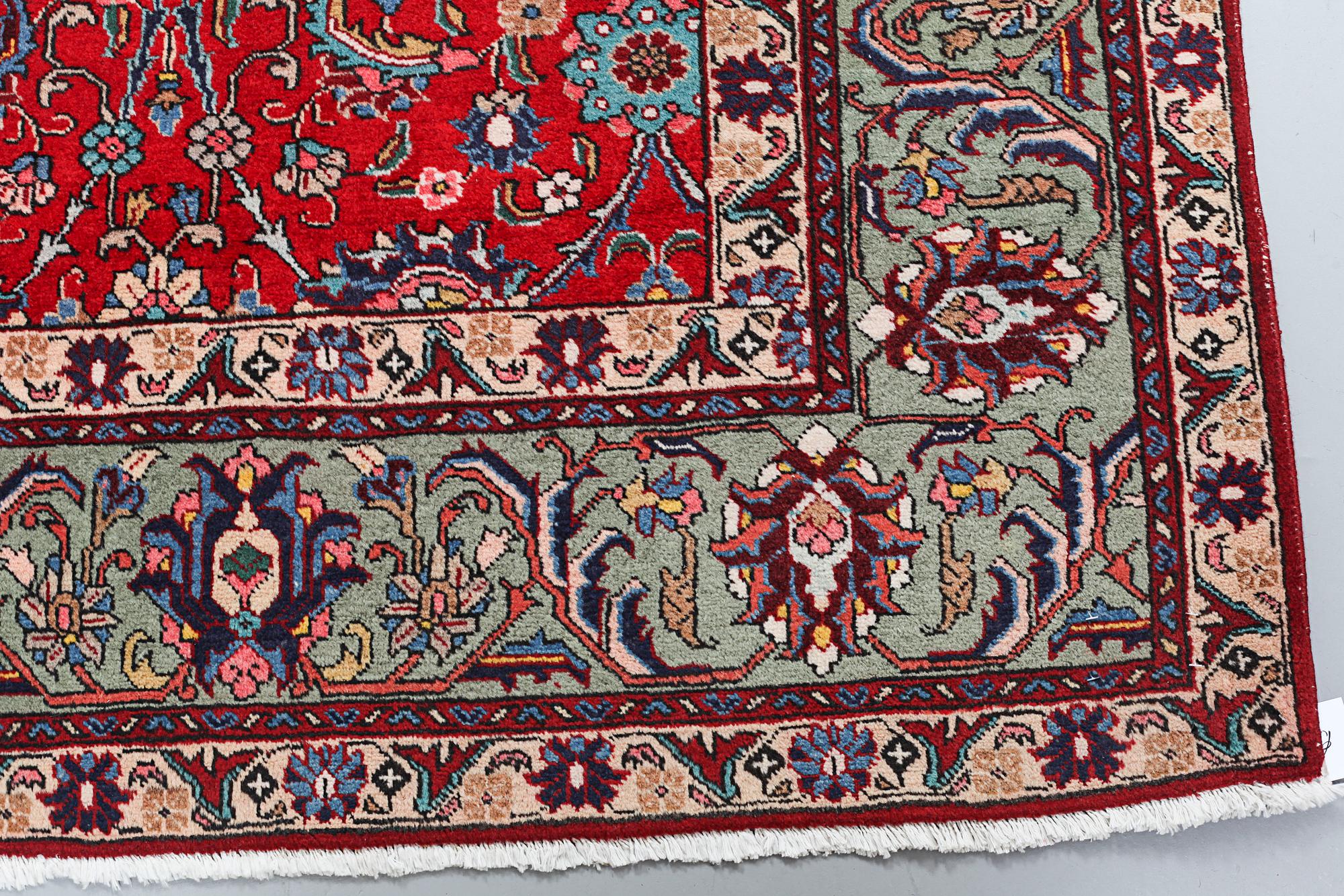 A Khoy/Täbriz rug, 376 x 275 cm.