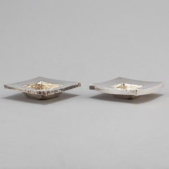 REY URBAN, REY URBAN, a pair of similar sterlingsilver bowls, Stockholm 1974 och 1981.