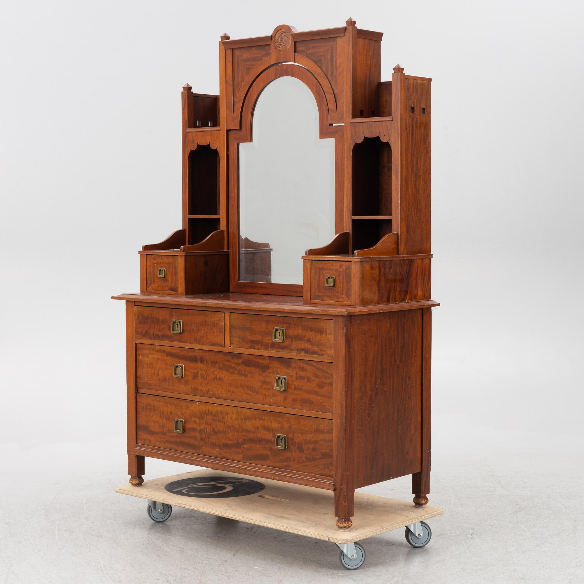 Byrå med uppsats, 1900-talets första hälft.