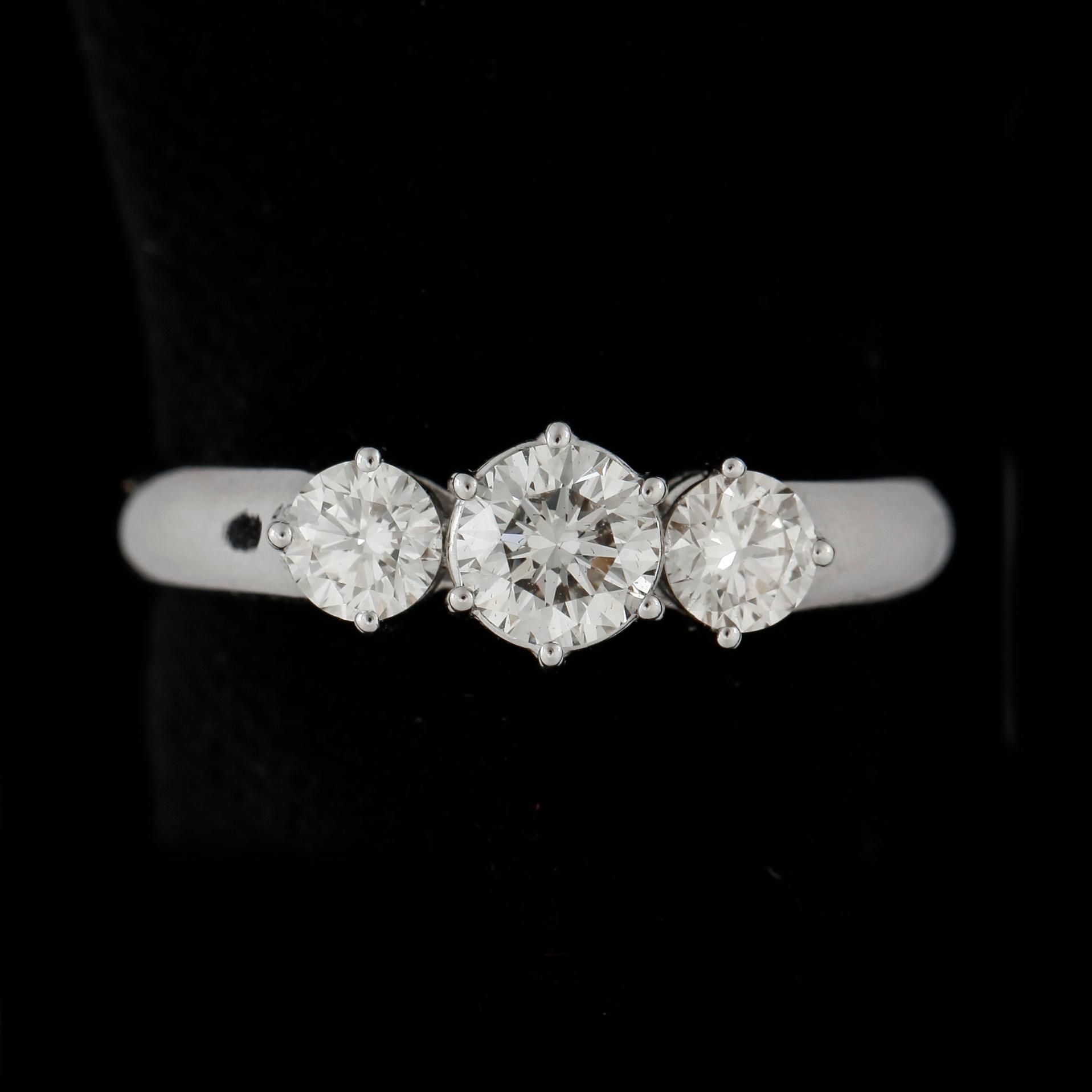 RING, 14k vitguld med briljantslipade dimanter ca0,45ct + totca0,43ct. Vikt 3,4g.