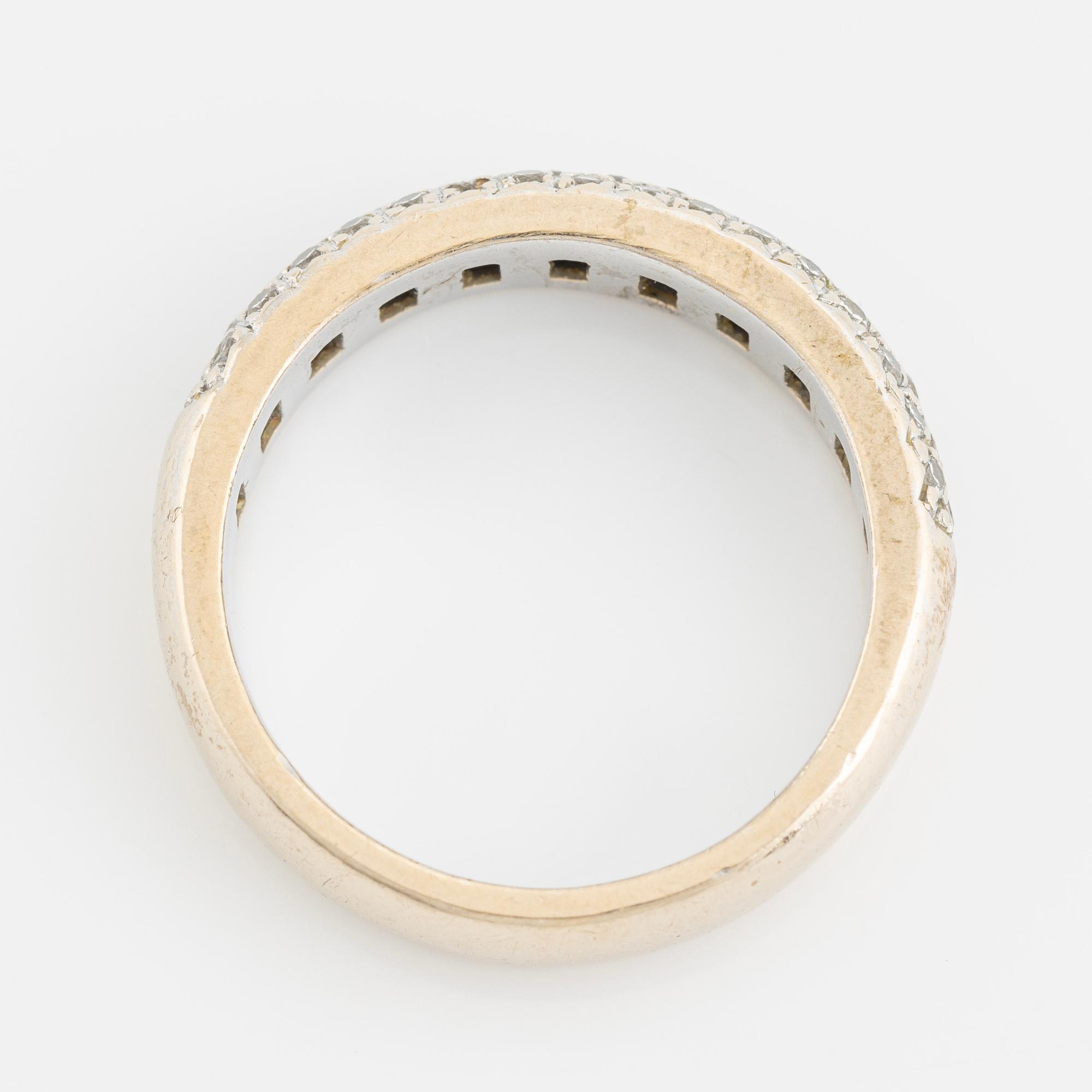 Alliance ring in white gold with small brilliant-cut diamonds.