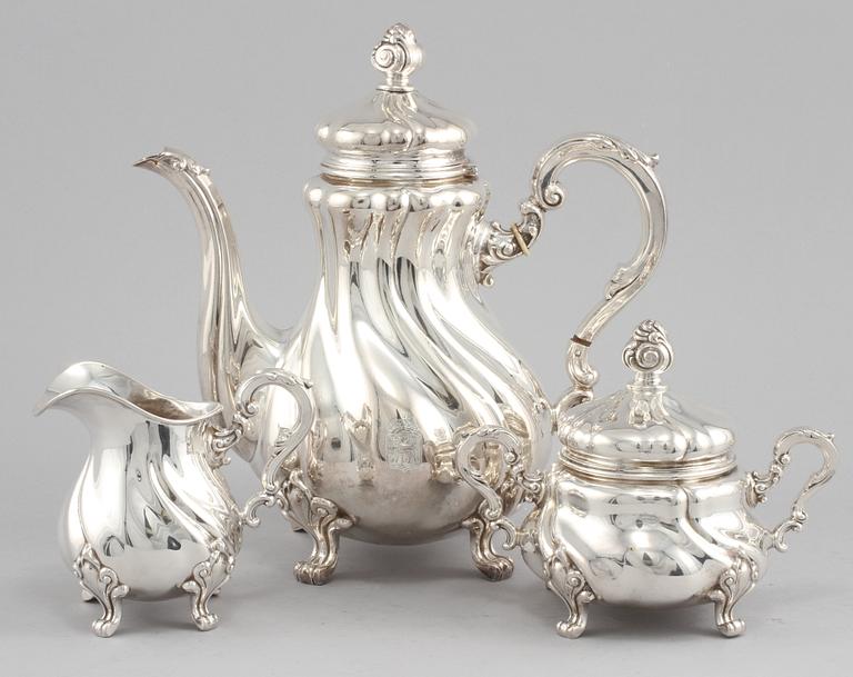 KAFFESERVIS, 3 delar, silver, rokokostil, svenska importstämplar, omkring 1900-talets mitt, vikt 1190 gram.