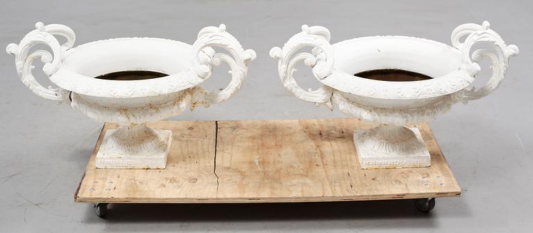 TRÄDGÅRDSURNOR, ett par, "No 3", Skoglund & Ohlsson Gefle, 1900-talets andra kvartal.