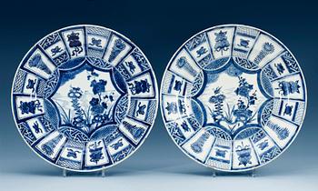 1482. A pair of blue and white chargers, Qing dynasty, Kangxi (1662-1722). (2).