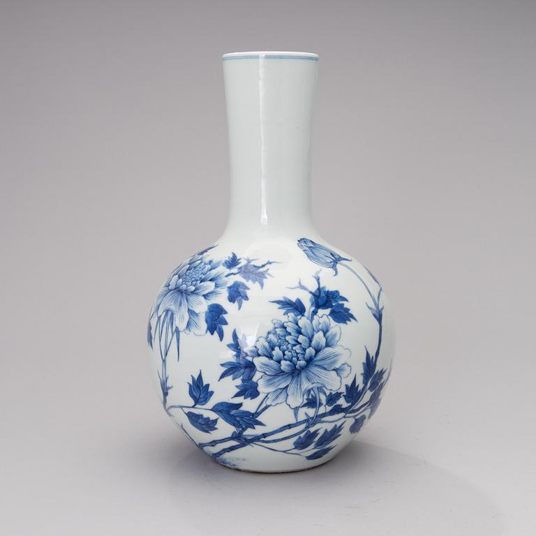 An early 20th century Chinese porcelain vase.