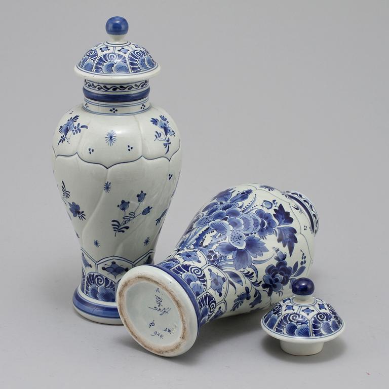 LOCKURNONR, ett par, fajans, Delft, 1900-talets första hälft.