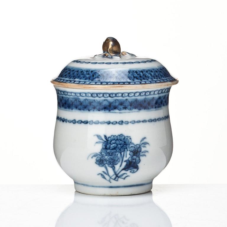 Bricka med cremekoppar, 12 stycken, kompaniporslin. Qing dynastin, Qianlong (1736-95).