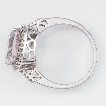 RING, 14k vitguld, diamanter tot ca 0.11 ct. och ametist.