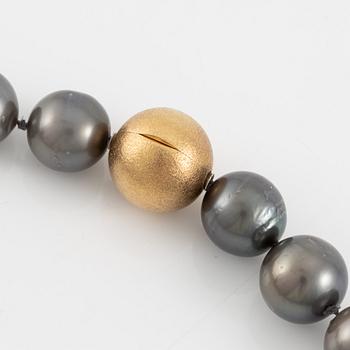 Collier, med doserade odlade Tahitipärlor, lås Ole Lynggaard, 18K guld.