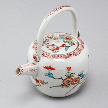 A Japanese 'kakiemon style' teapot, Edo period, circa 1700.