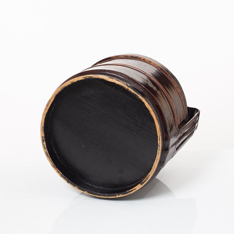 A Chinese lacquer food container, 20th century.