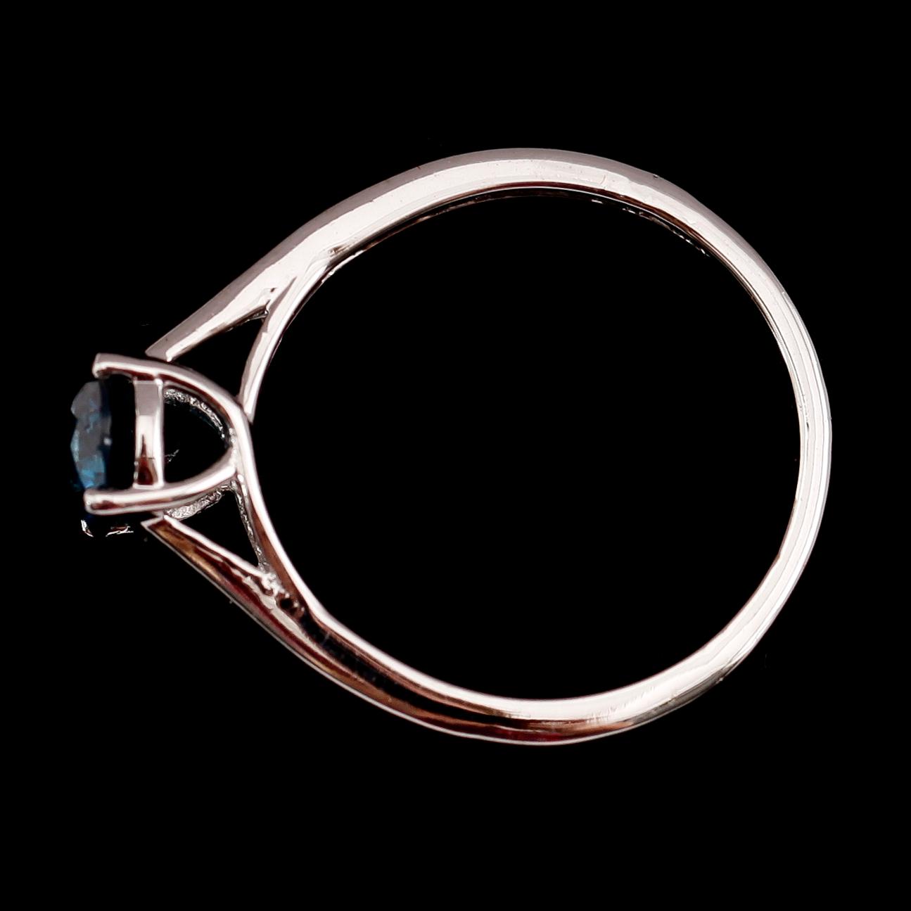 RING, 14 k vitguld, solitär blå briljantslipad diamant ca 0.92 ct.