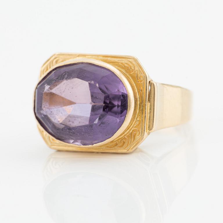 Ring 18K gold with faceted amethyst.