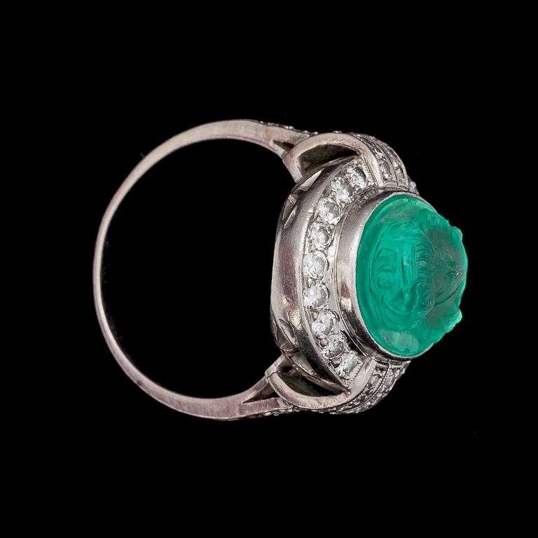 RING, kvinnoporträtt av skuren smaragd med briljantslipade diamanter, tot. ca 1.20 ct. 1930-tal.