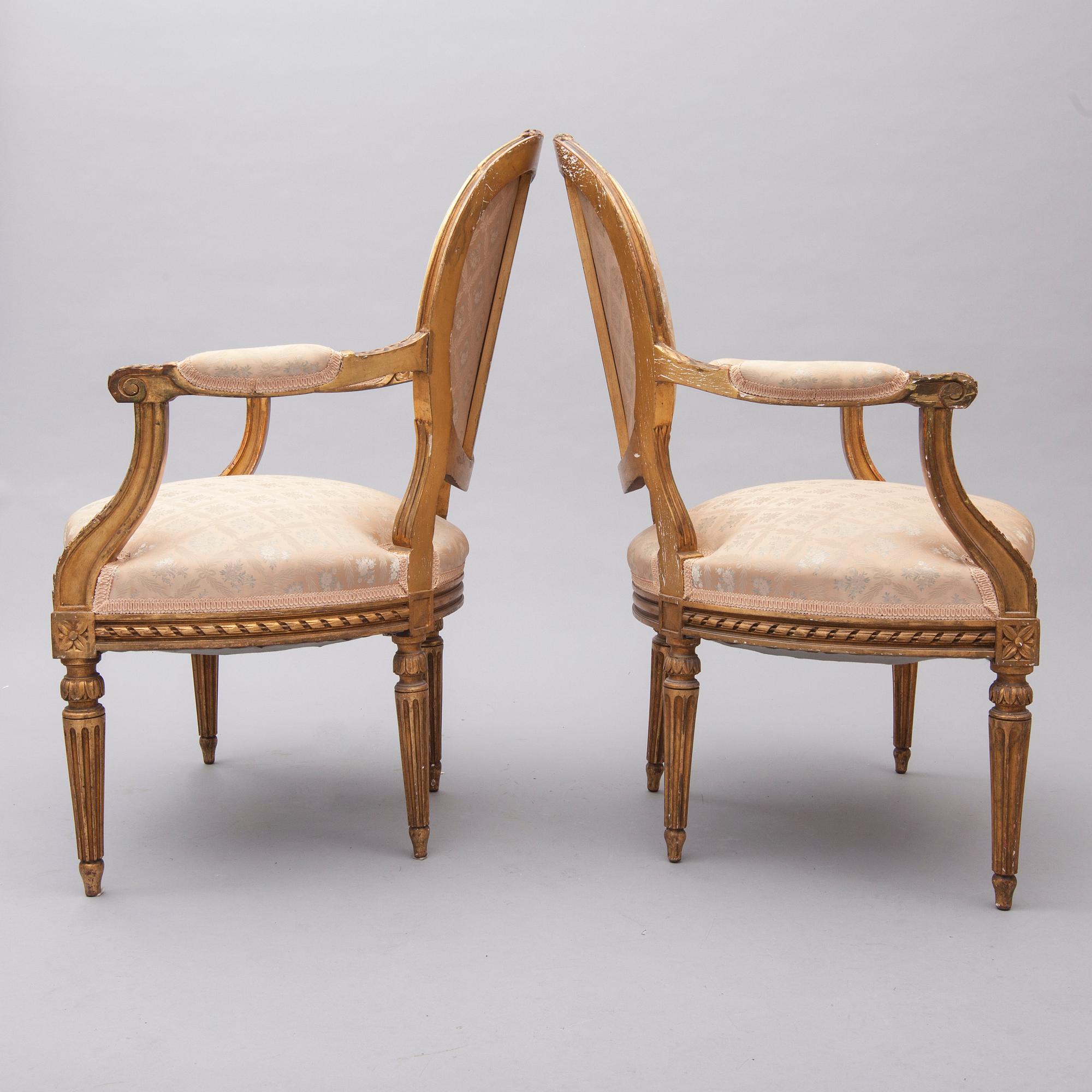 KARMSTOLAR, ett par, Louis XVI- stil, Frankrike 1900-talets första hälft.