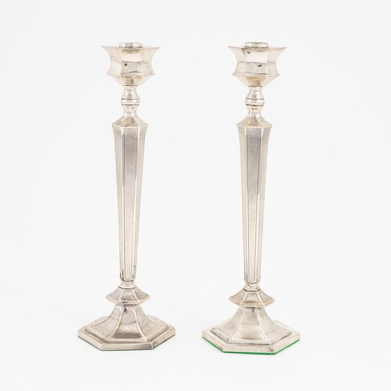 Wing On, ljusstakar, ett par, silver, Hong Kong, omkring 1930.