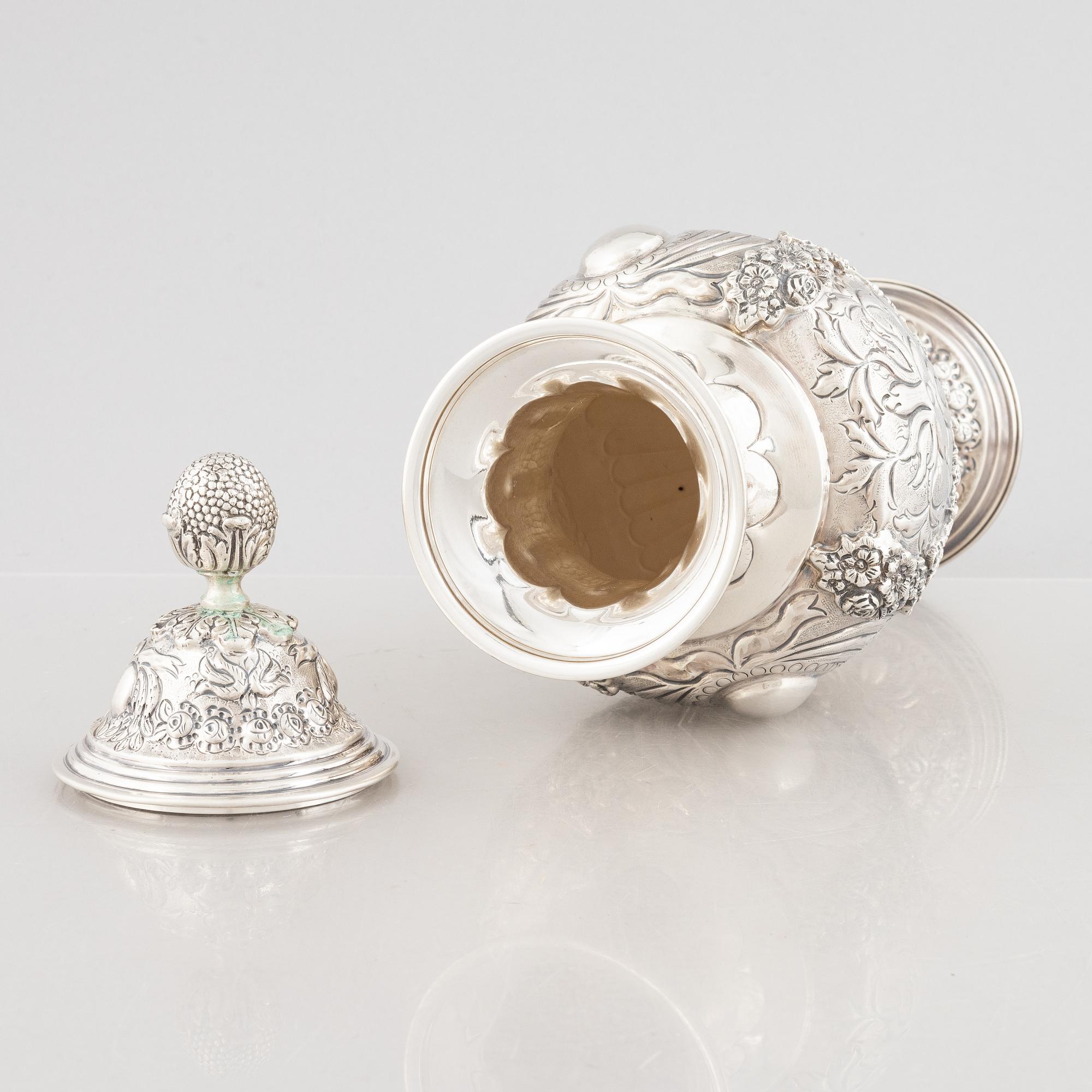 A lided silver vase, Louis XVI style, 20th Century.