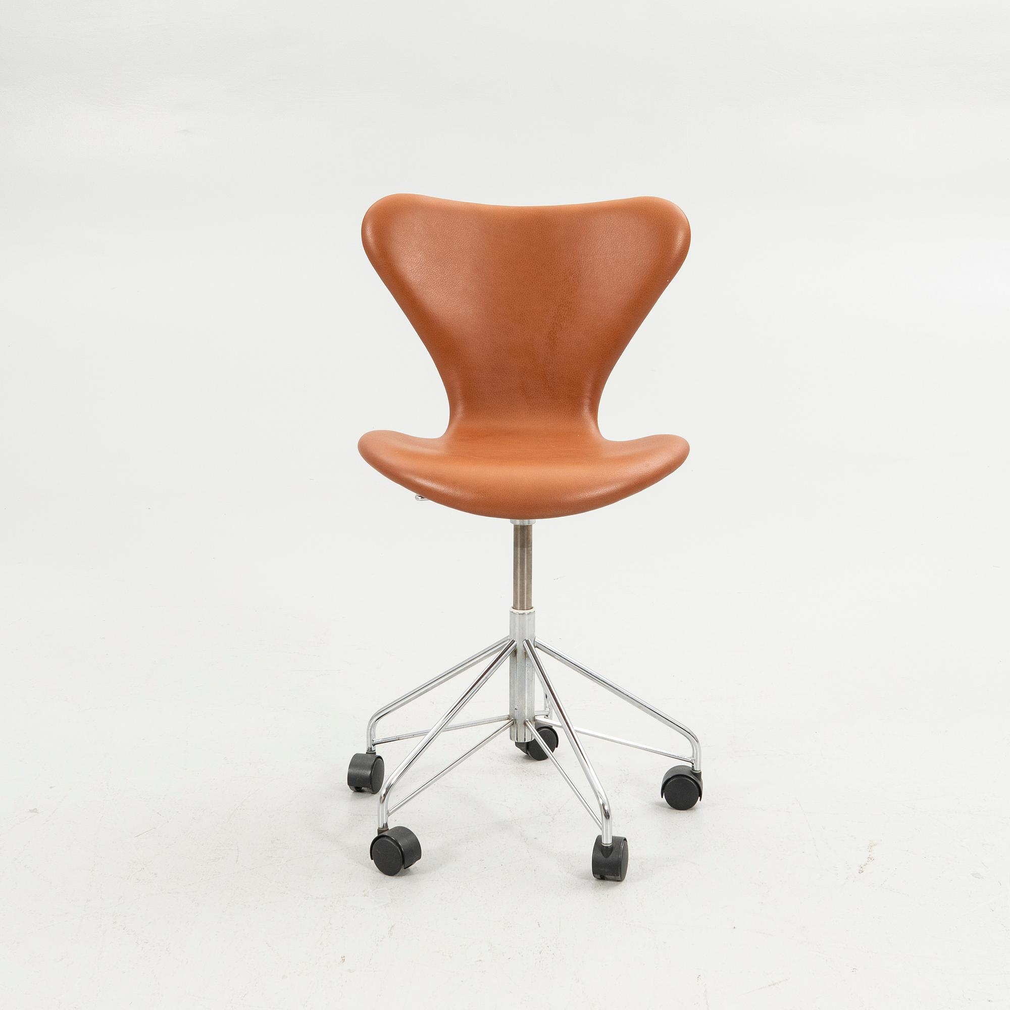 Arne Jacobsen, Office chair, model 3117, "The Seven", Fritz Hansen, Denmark.