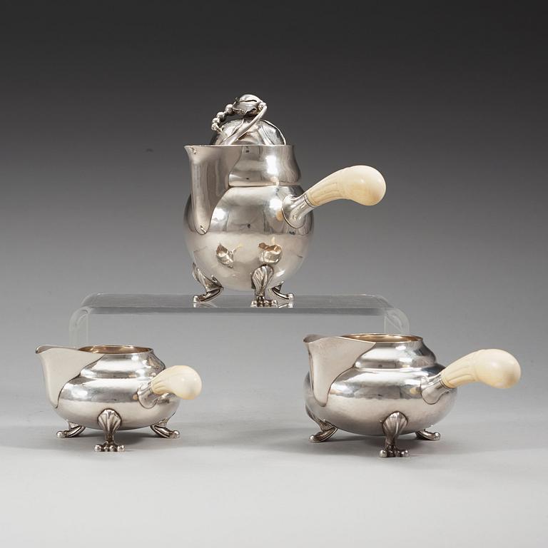 GEORG JENSEN, chokladkanna samt två st gräddkannor, "Magnolia/Blossom, Köpenhamn 1925-32 samt 1933-44,