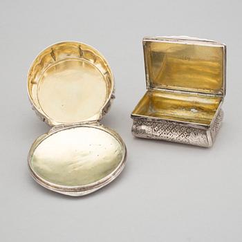 Two Swedish 19th Century silver boxes, one brobably made by Johan Lorenz Starin (master 1727-1762). Weight ca 164 g.