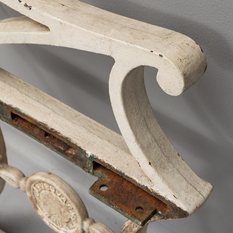 GAVLAR, ett par, gjutjärn, "Trädgårdsmöbeln Näfveqvarn n:r 3", Folke Bensow, Näfveqvarns Bruk, 1900-talets första hälft.