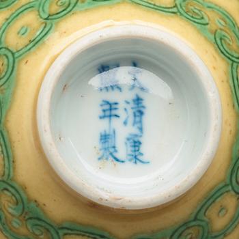 A yellow ground 'dragon' bowl, Qing dynasty, with Kangxis six character mark.