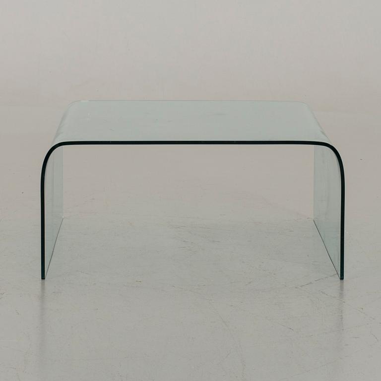 A GLASS SOFA TABLE.