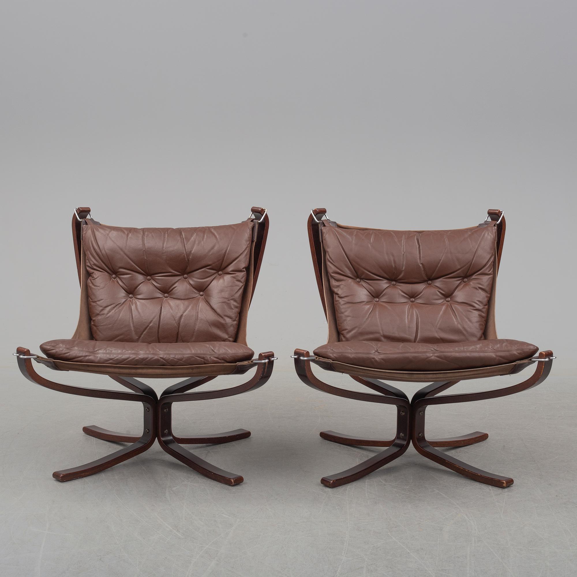 A pair of easy chairs and a table by Sigurd Ressel.