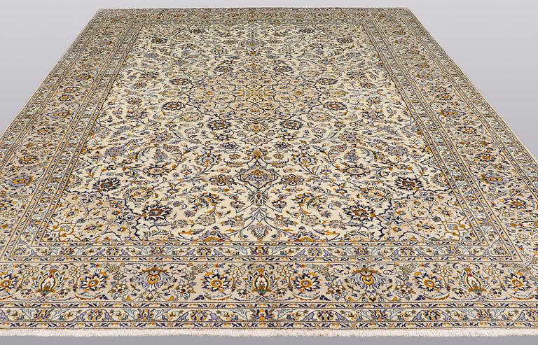 A carpet, Kashan, ca 400 x 288 cm.