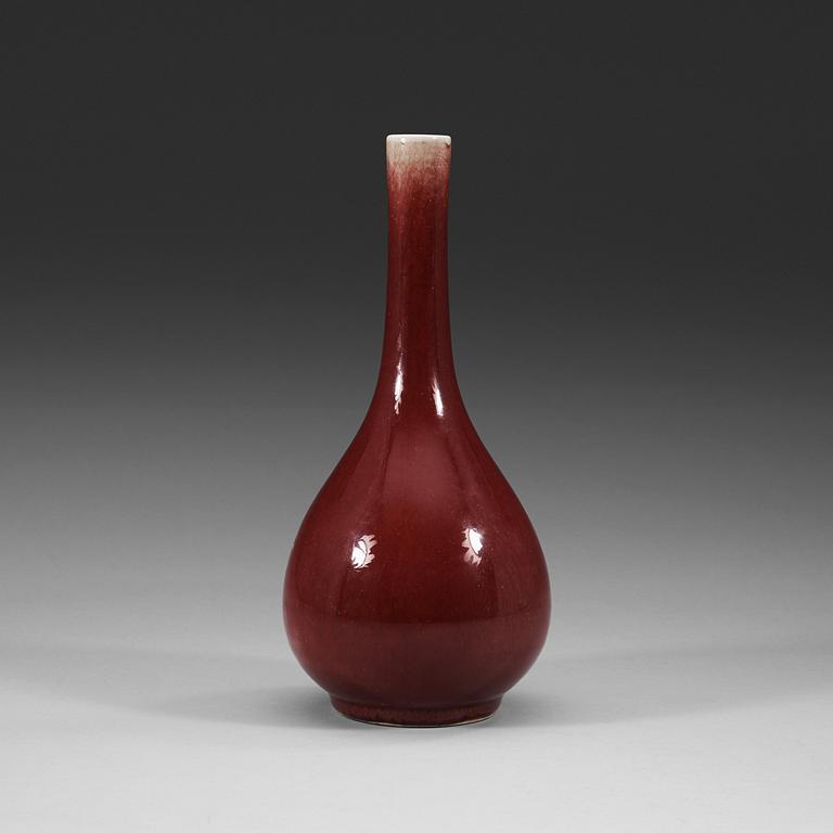 A 'sang de boeuf' glazed vase, late Qing dynasty (1662-1912).