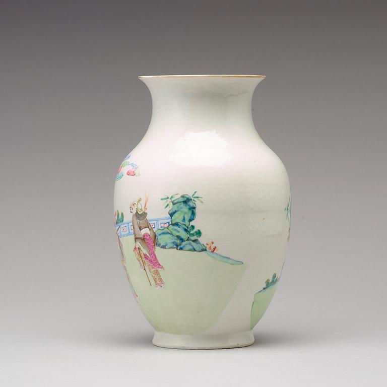 A famille rose vase, Qing dynasty, 19th century.