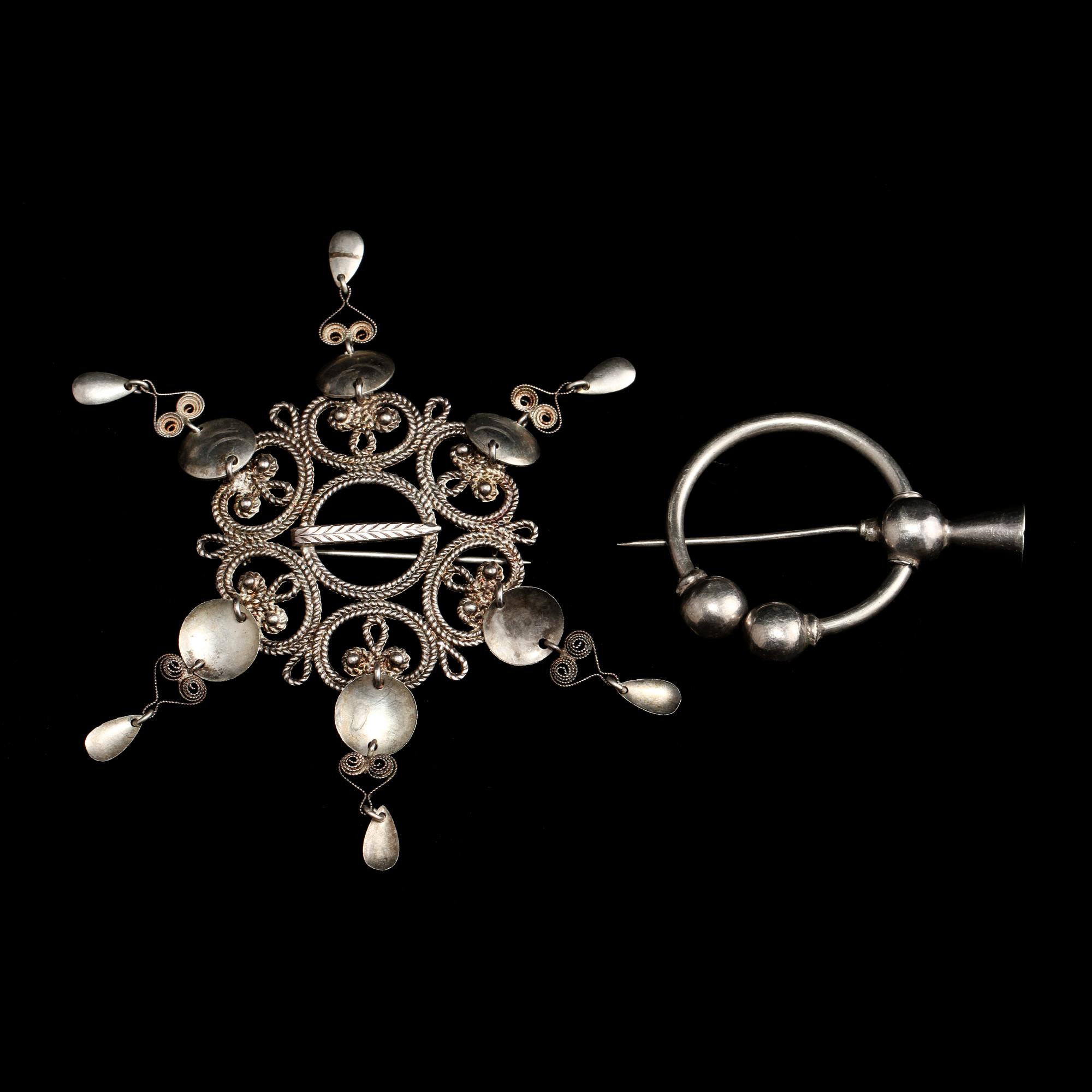 DRÄKTSMYCKEN, 2 st, silver, delvis Einar Modahl, Oslo, Norge. Vikt 24 g.