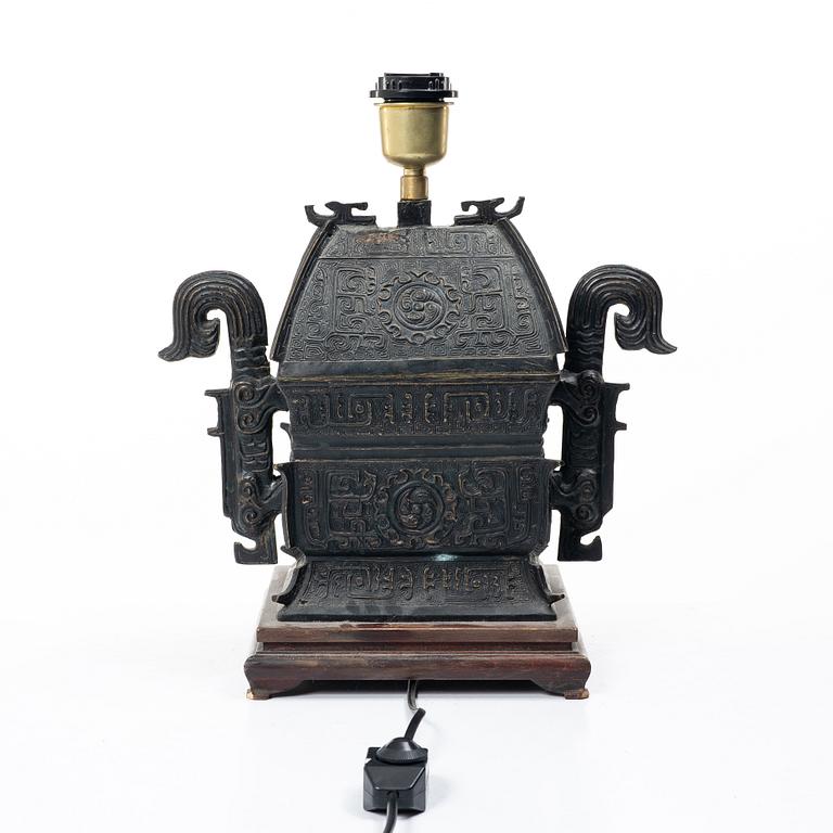 Bordslampa, Kina, brons, 1900-talets senare del.