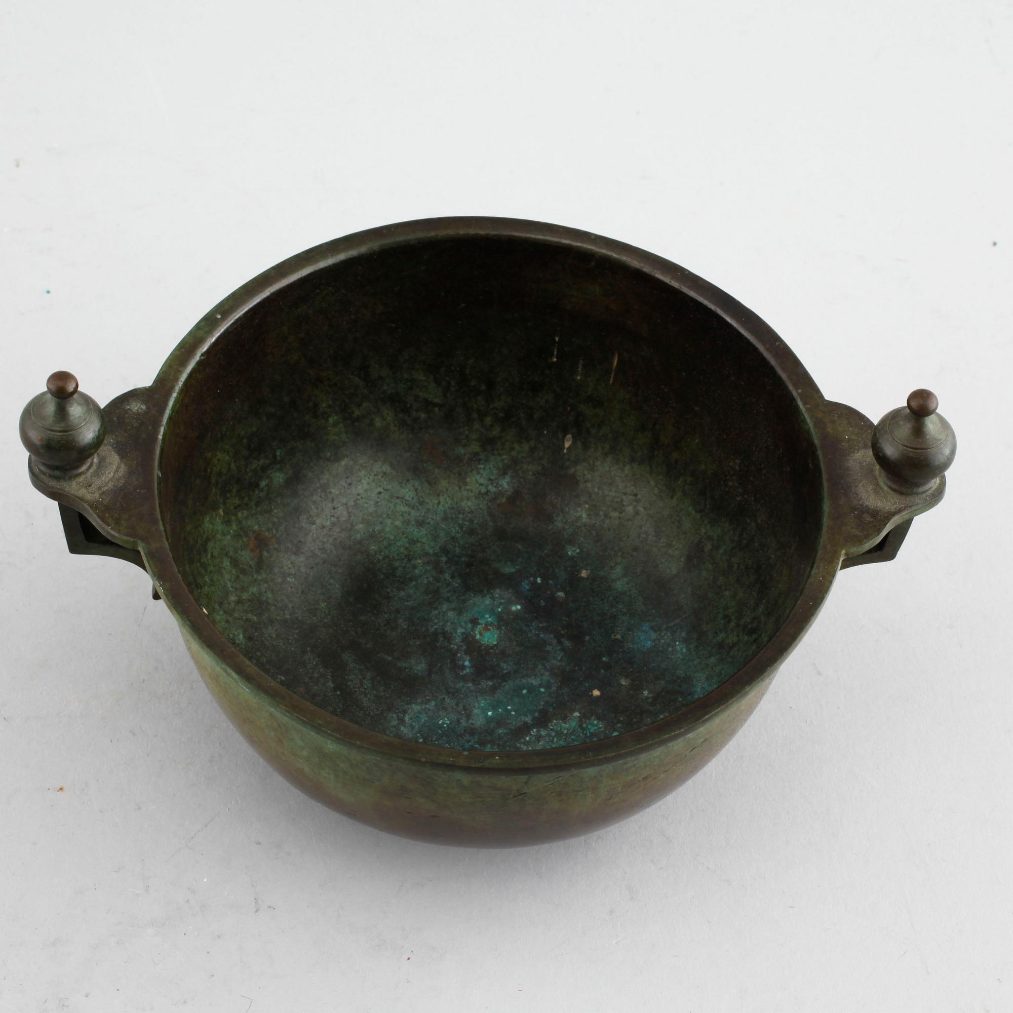 A bronze bowl by GAB, from the first half of the 20th century.