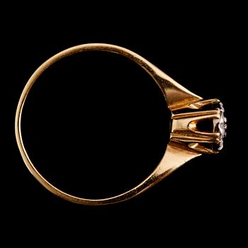RING, 18 k guld, svenska stämplar 1984 med 7 mindre briljantslipade diamanter.