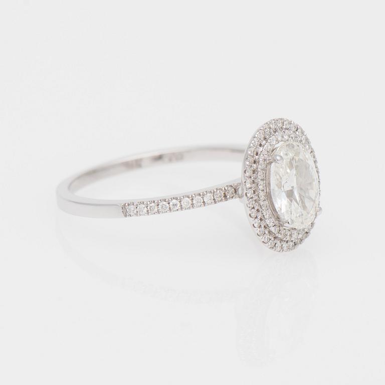 RING, vitguld 14K, ovalslipad diamant ca 1,01 ct. Små diamanter tot. ca 0,80 ct.