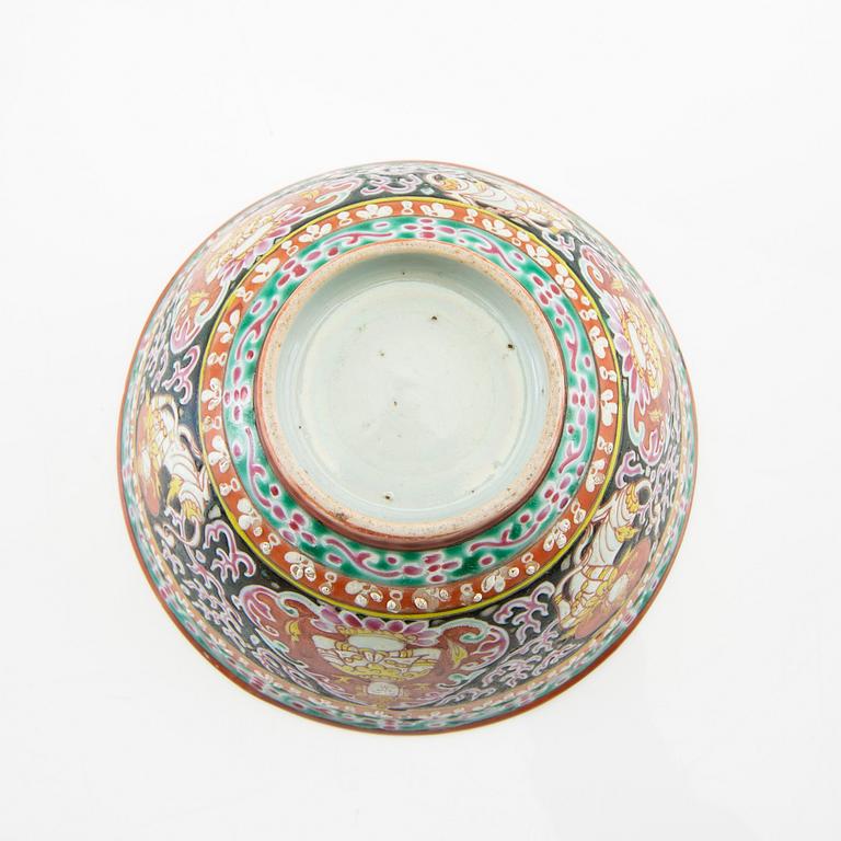 Bowl, so-called Bencharong, Thailand 19th century porcelain.