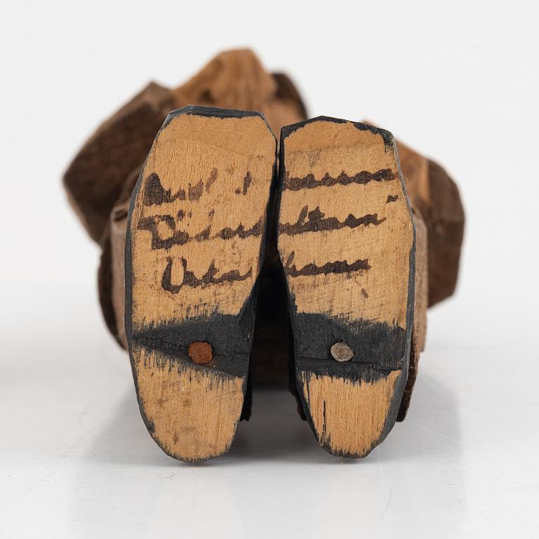 Axel Petersson Döderhultarn, skulptur, stämpelsignerad. Delvis bemålat trä, höjd 10-16,5 cm.