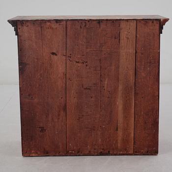 ÖVERSKÅP, 1700-tal.