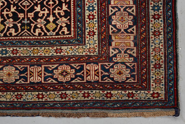 Matta, antik/semiantik Shirvan sannolikt, ca 178-180 x 125-129,5 cm (kortsidorna inklusive 2-2,5 cm "slätväv"),