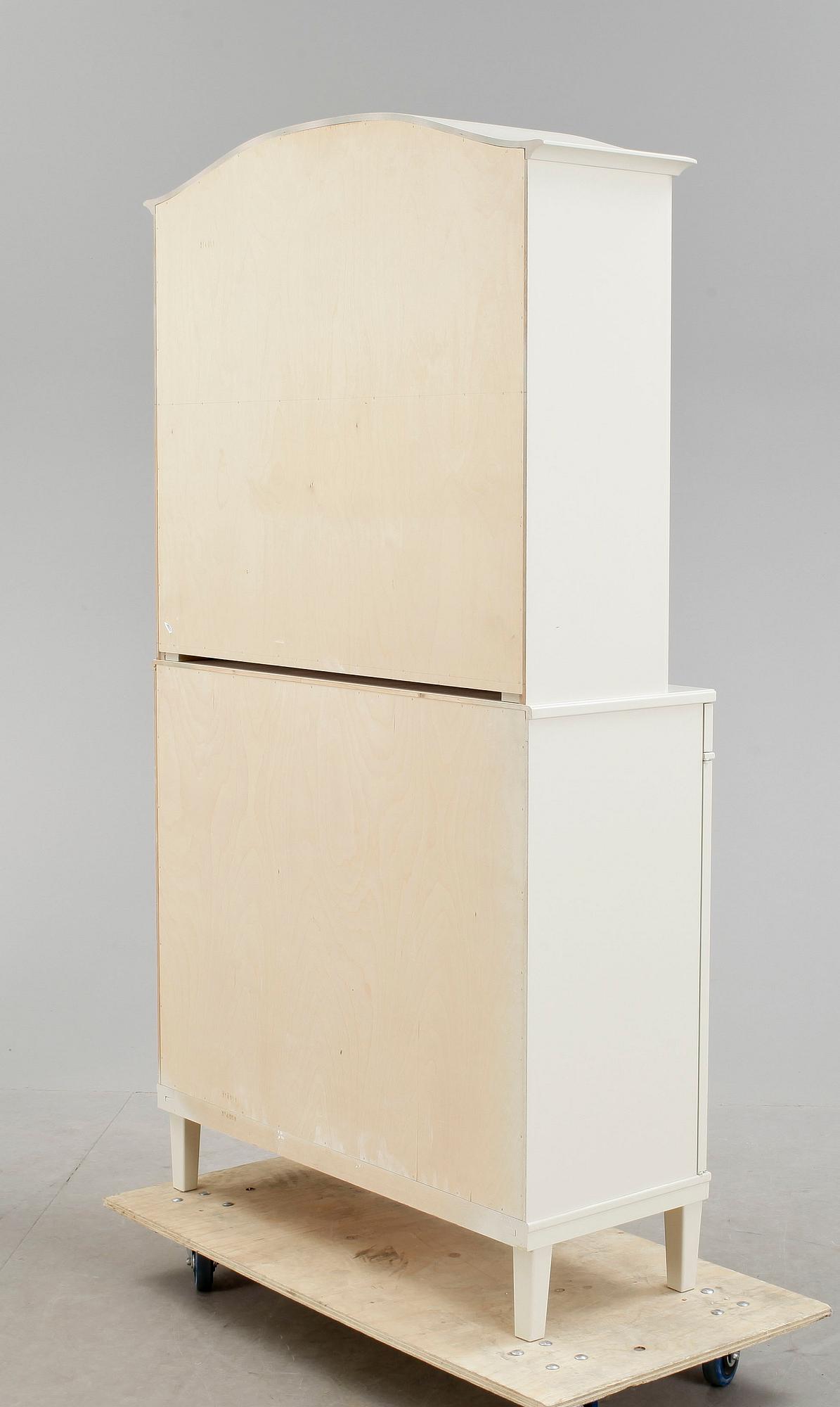 VITRINSKÅP, Herrgården, 1900-talets andra hälft.