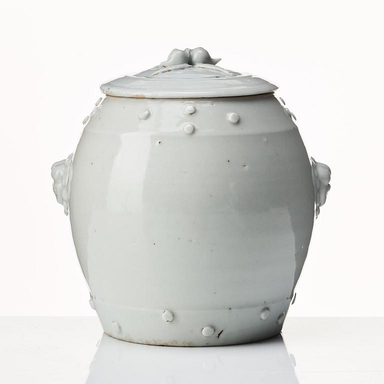 Burk med lock, porslin. Qing dynastin, Kangxi (1662-1722).